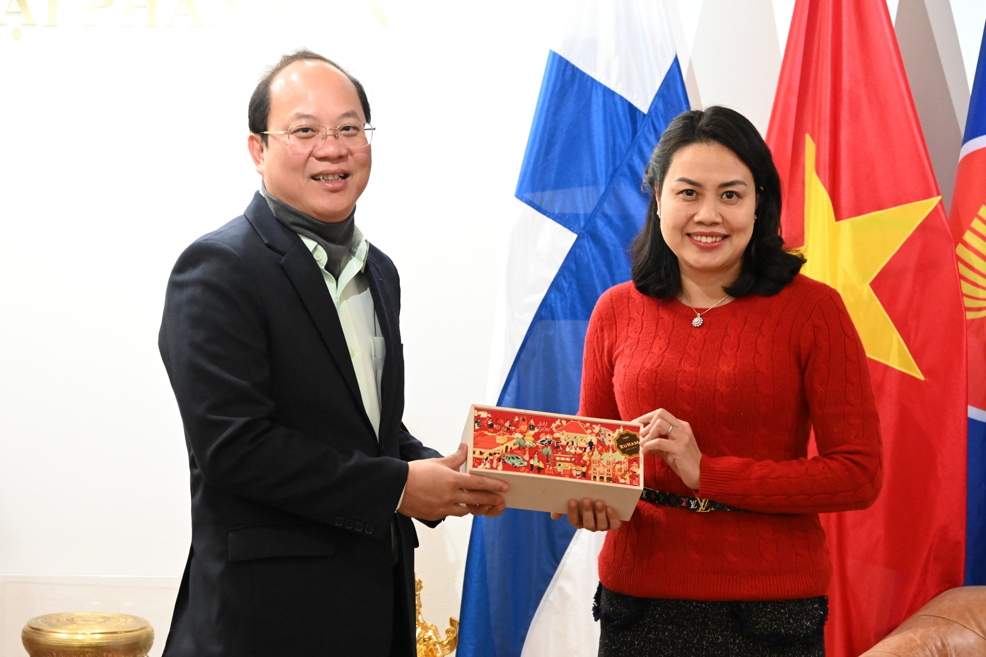 Phó Bí thư Thành ủy TP. Hồ Chí Minh Nguyễn Hồ Hải tặng quà lưu niệm đến cán bộ, nhân viên Đại sứ quán Việt Nam tại Phần Lan.